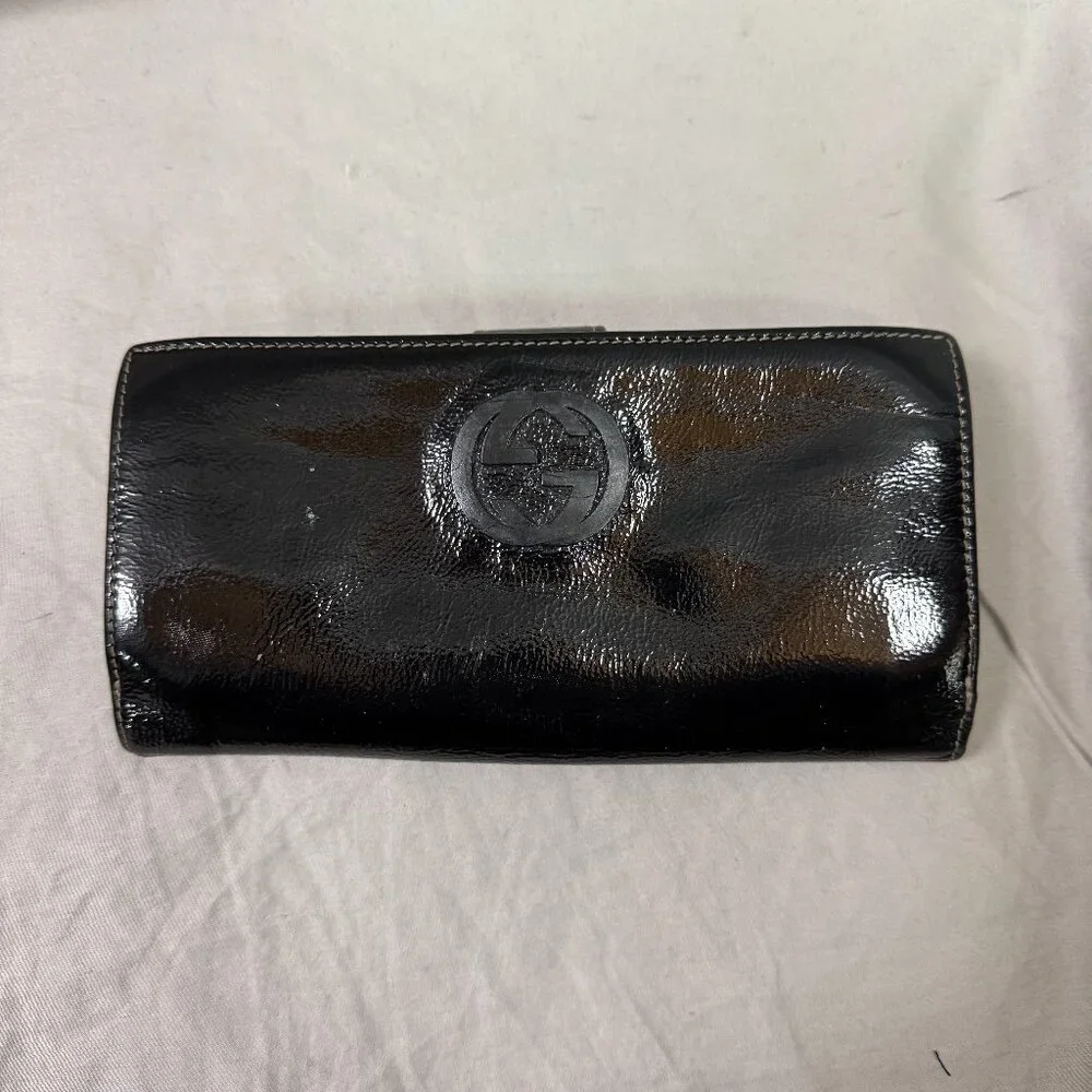 Gucci  GG  Patent Leather Zip Around Wallet - Picture 2 of 8